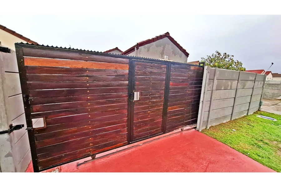 6 Bedroom Property for Sale in Broadlands Village Western Cape